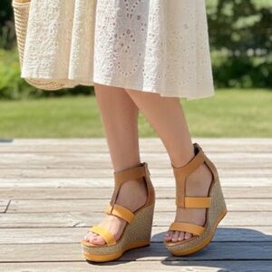 Antonio Melani Tan Leather Wedge T Strap Wedge Sandal Size 7